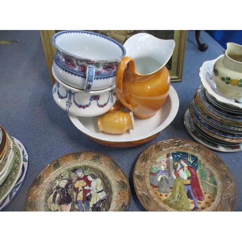 125 - A mixed lot of ceramic plates, wall chargers, wash bowl and jug, chamber pots, and other items to in... 