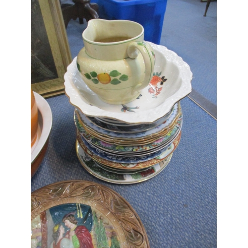 125 - A mixed lot of ceramic plates, wall chargers, wash bowl and jug, chamber pots, and other items to in... 