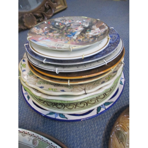 125 - A mixed lot of ceramic plates, wall chargers, wash bowl and jug, chamber pots, and other items to in... 