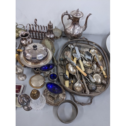 159 - Mixed silver plate to include a pierced twin handled tray, cased cutlery, compact, tea pot and other... 