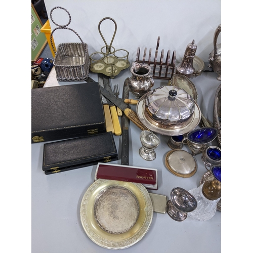 159 - Mixed silver plate to include a pierced twin handled tray, cased cutlery, compact, tea pot and other... 