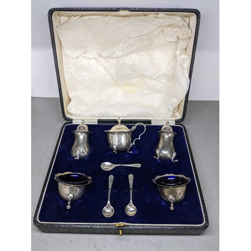 121 - An early 20th century cased silver condiments set, 152.6g excluding liners Location: 7.1