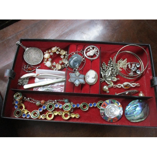 138 - A selection of costume jewellery to include a Scottish silver and hardstone set brooch, early 20th c... 