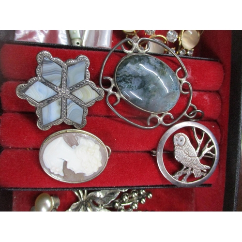 138 - A selection of costume jewellery to include a Scottish silver and hardstone set brooch, early 20th c... 