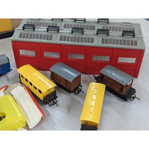 183 - Mixed model railway items to include tri-ang Princess Elizabeth engine, and other rolling stock, and... 