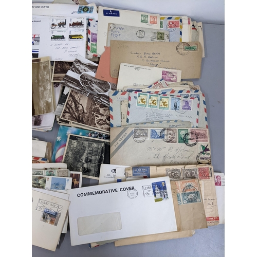 190 - A selection of postcards, franked envelopes, first day covers and loose stamps
Location: A2F