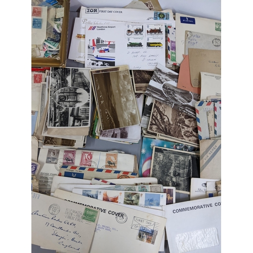 190 - A selection of postcards, franked envelopes, first day covers and loose stamps
Location: A2F