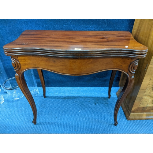 194 - A reproduction mahogany serpentine fronted fold over card table on cabriole legs, 76.5cm h x 84.5cm ... 