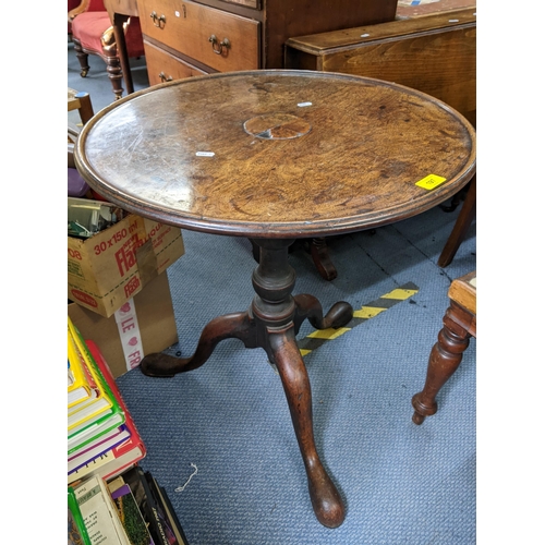 197 - A Georgian mahogany tilt top occasional table having a dish top and on three cabriole legs 70cm h x ... 