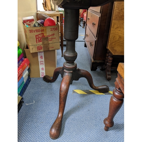 197 - A Georgian mahogany tilt top occasional table having a dish top and on three cabriole legs 70cm h x ... 