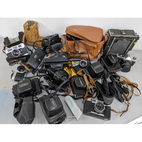 292 - A selection of cameras to include a Canon AE-1, Yashica, Cosina and others
Location:A4M