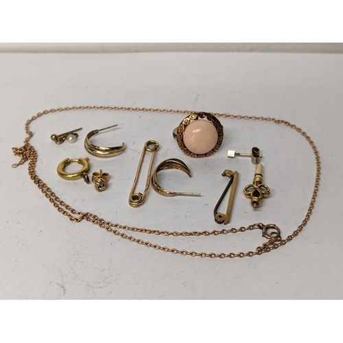 67 - Mixed yellow metal jewellery to include a necklace, earnings, ring with a pink cabochon and other it... 