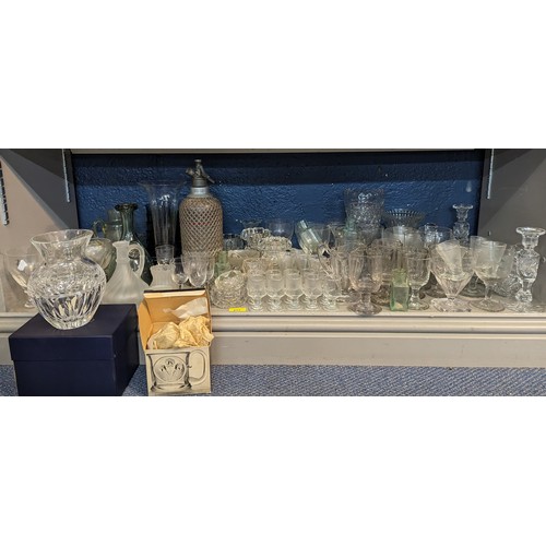 217 - A mixed quantity of glassware to include early 20th century pub rummers, reproduction seal vase, a S... 