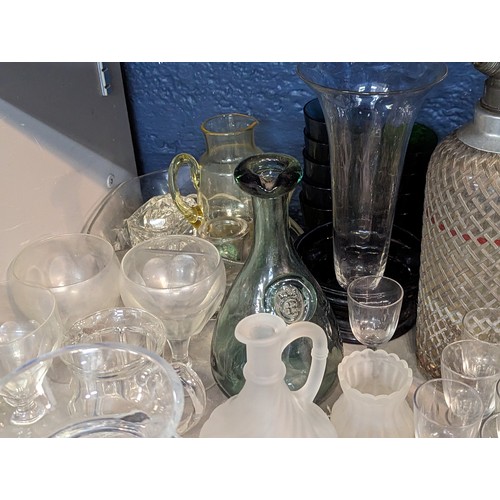 217 - A mixed quantity of glassware to include early 20th century pub rummers, reproduction seal vase, a S... 