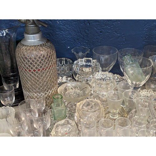 217 - A mixed quantity of glassware to include early 20th century pub rummers, reproduction seal vase, a S... 