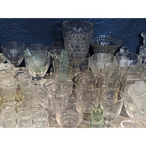 217 - A mixed quantity of glassware to include early 20th century pub rummers, reproduction seal vase, a S... 