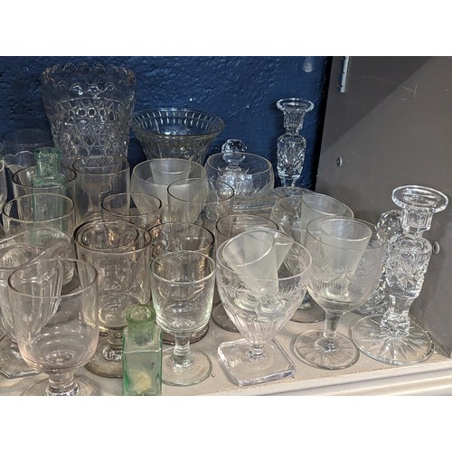 217 - A mixed quantity of glassware to include early 20th century pub rummers, reproduction seal vase, a S... 