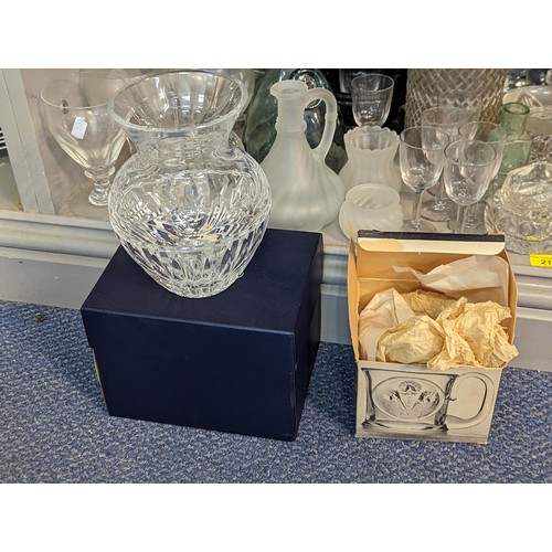 217 - A mixed quantity of glassware to include early 20th century pub rummers, reproduction seal vase, a S... 