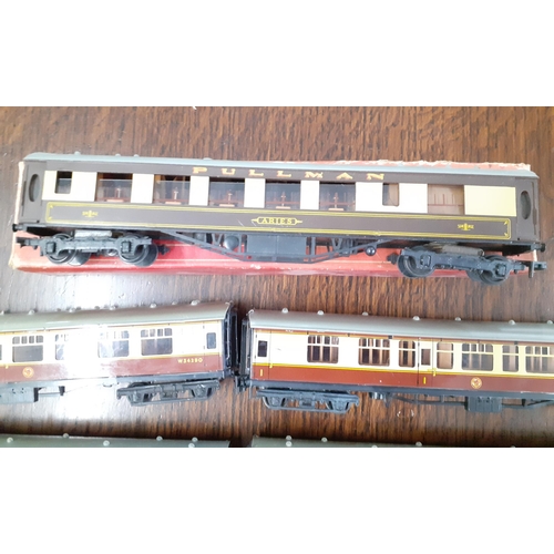 311 - A quantity of Hornby Dublo metallic carriages to include the Pullman Aries
Location: RAM