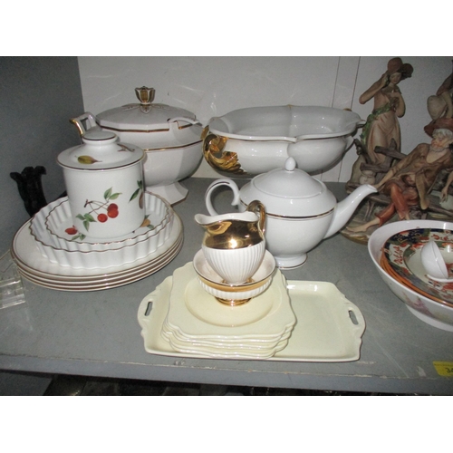 343 - A mixed lot of ceramics to include a Caverswall tureen and ladle, Royal Doulton plates, Continental ... 