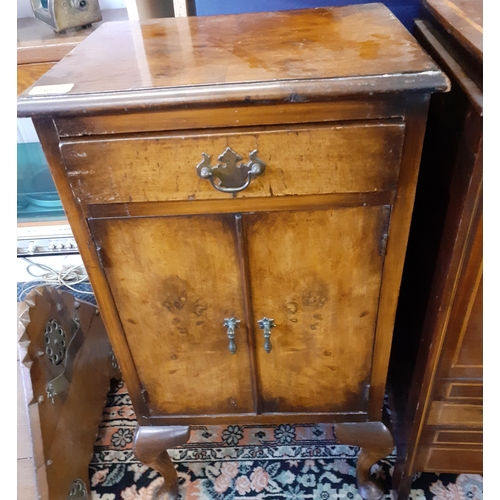 405 - An early 20th century oak oval wall hanging mirror frame(no glass), together with a walnut bedside c... 