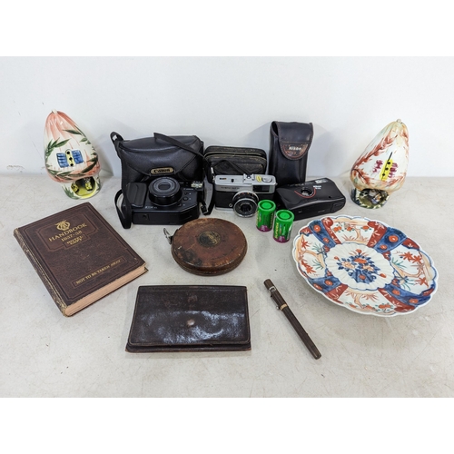 428 - A mixed lot to include a Waterman's fountain pen A/F having 9ct gold collar, a Japanese Imari plate,... 