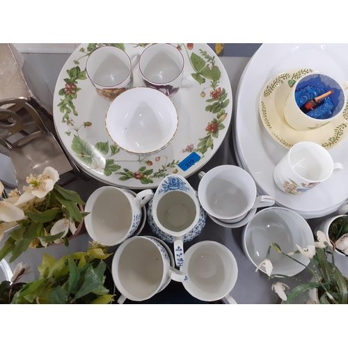 275 - Modern ceramic tableware to include J&G Meakin 'Libelle Marjolein Bastin' chargers with fruit design... 