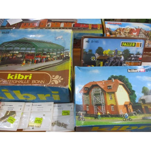 212 - A group of German HO model railway kits to include a Kibri model shed B-9462, Train Shed B-9522, and... 