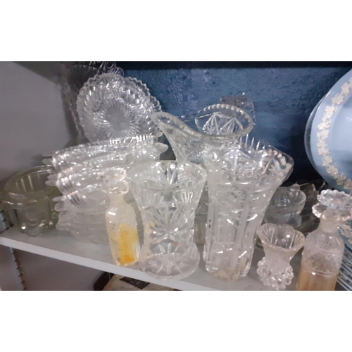 404 - A quantity of mid to late 20th century glassware to include a Dartington fruit bowl, together with t... 