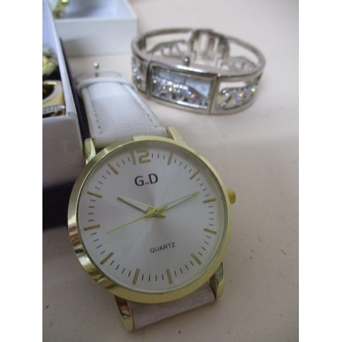 245 - A group of vintage and modern ladies and gents wristwatches to include two Oris watches, one having ... 