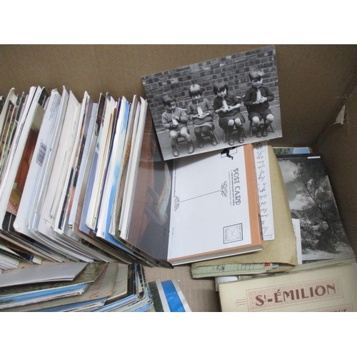 248 - A quantity of mainly mid to late 20th century postcards to include those depicting Kings and Queens ... 