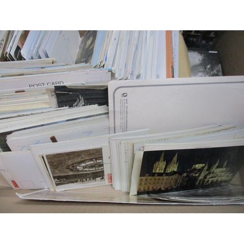 248 - A quantity of mainly mid to late 20th century postcards to include those depicting Kings and Queens ... 