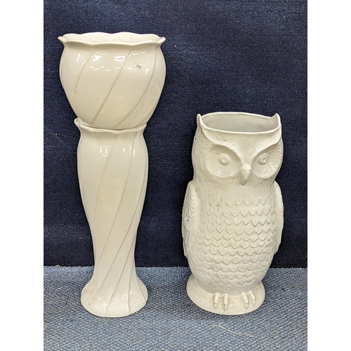 285 - A pair of ceramic planters, one a jardinière and one in the form of an owl
Location:A1M