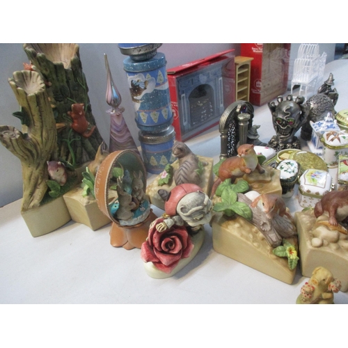 47 - A mixed lot to include Del Prado trinket boxes, Stewart Ross Fine Gift wear, Woodland Life by P Hers... 
