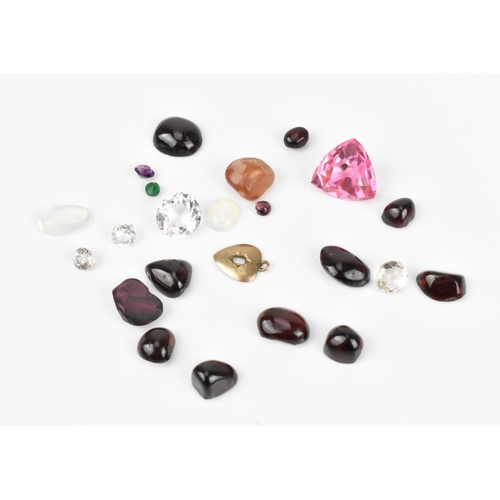 435 - A small collection of loose gemstones, to include opal, moonstone, amethyst, garnet and others
Locat... 