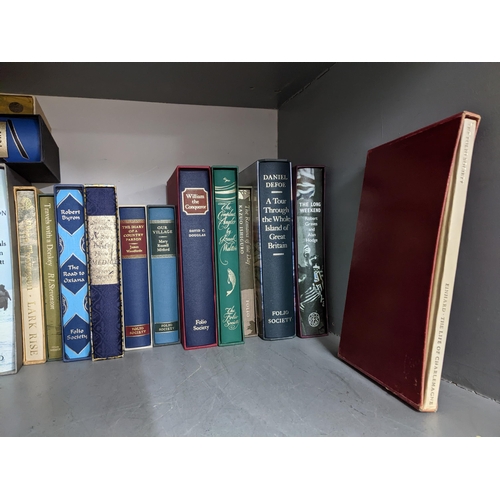 139 - A collection of Folio Society books and others to include a two volume set of Thomas Bewick 'A Histo... 