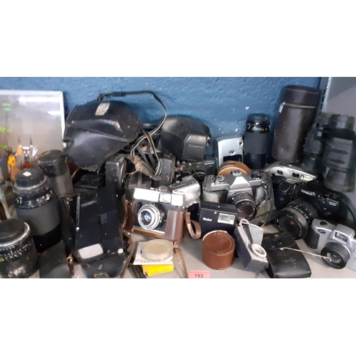 153 - A quantity of vintage cameras A/F to include a Minolta Dynax 500 Si together with a Sinclair Microvi... 