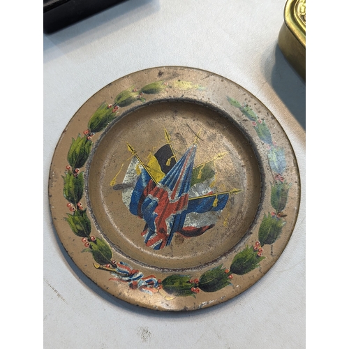 257 - WWI related items to include a 1914 Christmas tin, trench art and a commemorative pin dish along wit... 