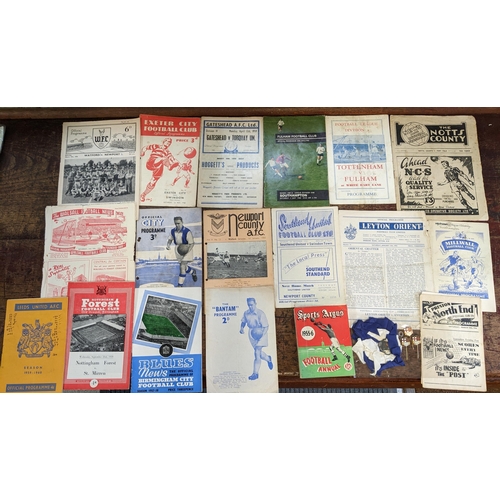 267 - 1940's - 60's football programmes to include 1958 FA cup final Many Utd v Bolton, 1957 Man Utd v Bla... 