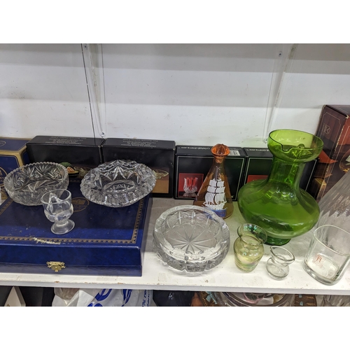 307 - Mixed glassware to include boxed crystal cut glass, domestic items, decanter, vases and others
Locat... 