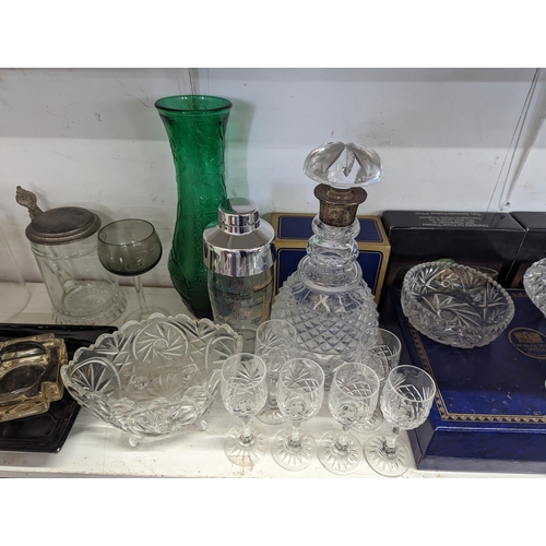 307 - Mixed glassware to include boxed crystal cut glass, domestic items, decanter, vases and others
Locat... 