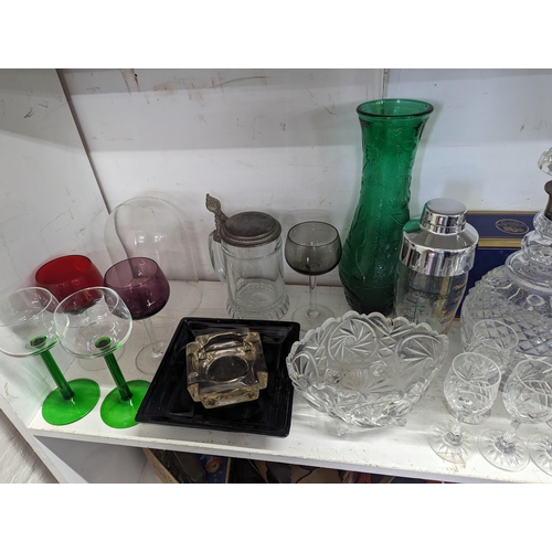 307 - Mixed glassware to include boxed crystal cut glass, domestic items, decanter, vases and others
Locat... 