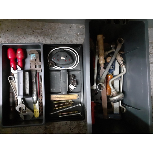 35 - A quantity of tools to include a modern toolbox and contents, a wooden handled axe and a vintage Rec... 