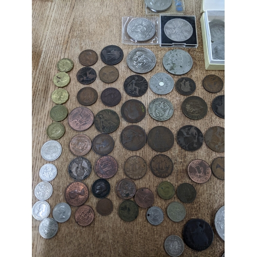 61 - A mixed lot of mainly British commemorative and coinage to include a 1924 British Exhibition medal, ... 