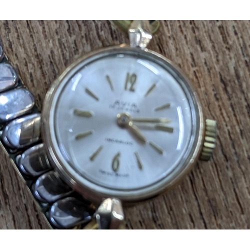 64 - An Avia ladies 9ct yellow gold cased wristwatch on a gold coloured expanding bracelet back case weig... 