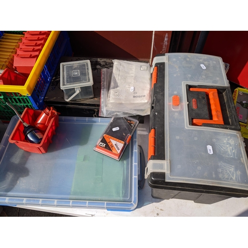 191 - A mixed lot of tools to include a Keter tool box, clamps, vices, screws and other items
Location: CO... 