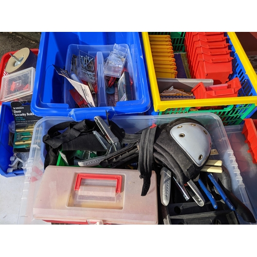 191 - A mixed lot of tools to include a Keter tool box, clamps, vices, screws and other items
Location: CO... 