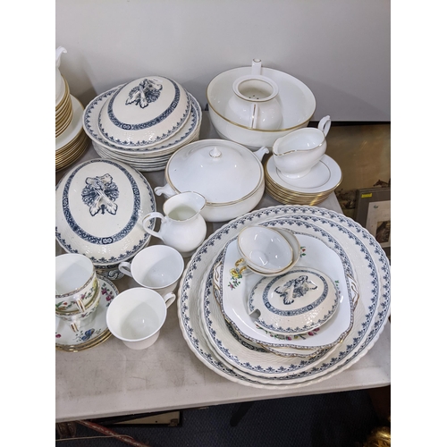 233 - A mixed lot of dinner/tea ware to include a Limoge set with gilt border, Mintons Ganges and other it... 