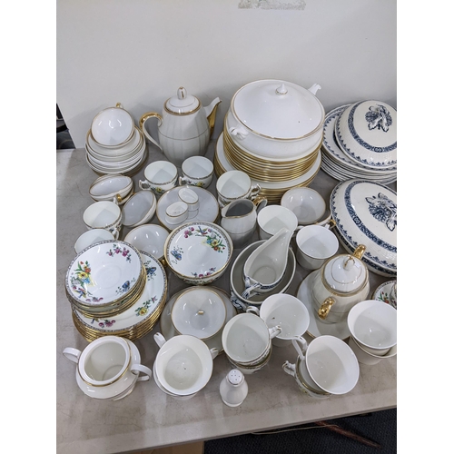 233 - A mixed lot of dinner/tea ware to include a Limoge set with gilt border, Mintons Ganges and other it... 