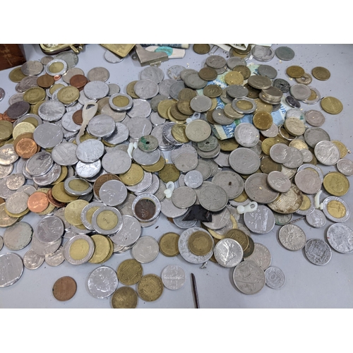 282 - Mixed world coins to include Spanish, USA, Greece and others together with bank notes from around th... 